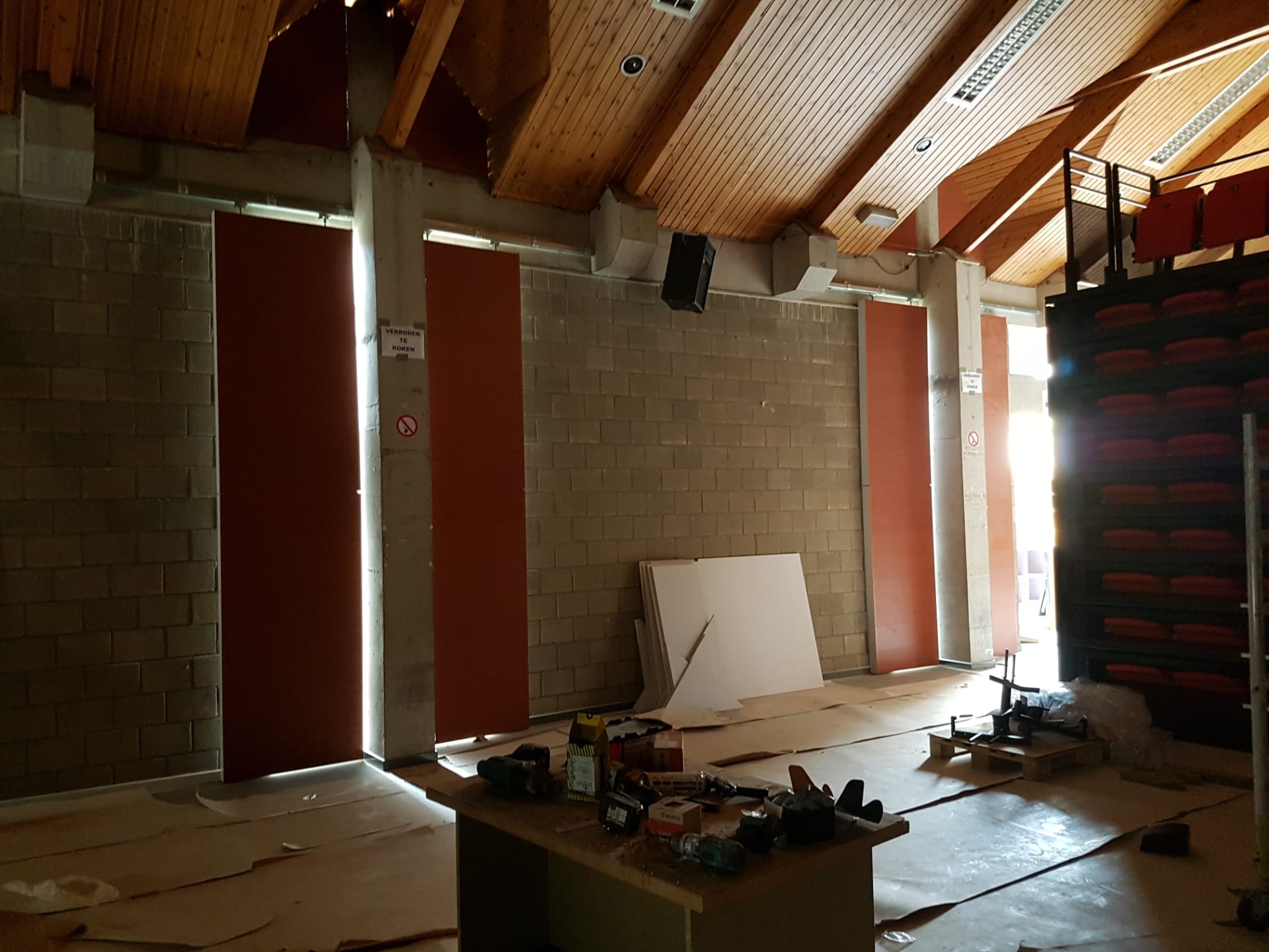 Acoustische luiken theaterzaal Nieuwrode - Vrago Interieur